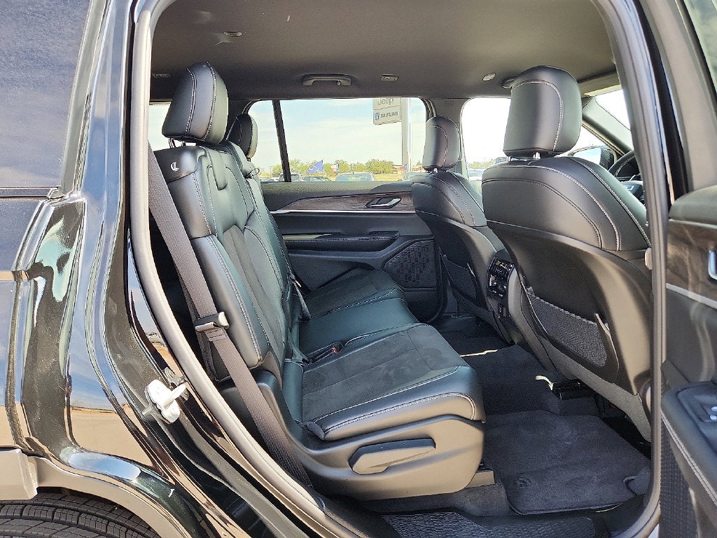 2027 Jeep Grand Cherokee GRAND CHEROKEE L LAREDO ALTITUDE 4X2