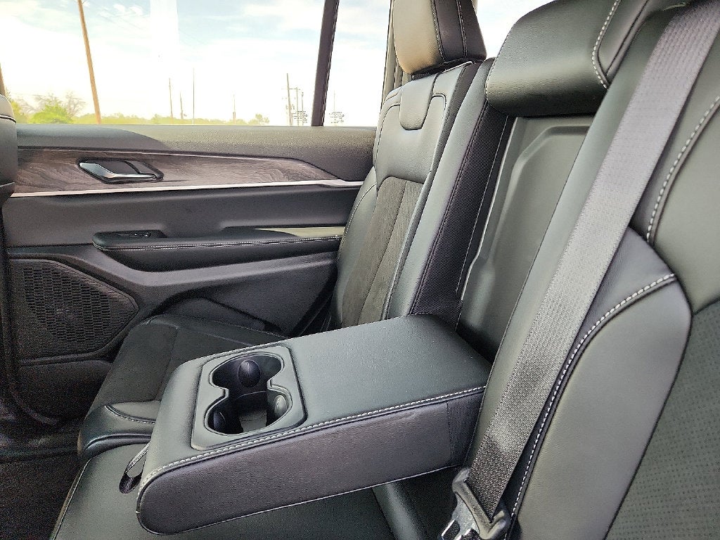 2027 Jeep Grand Cherokee GRAND CHEROKEE L LAREDO ALTITUDE 4X2