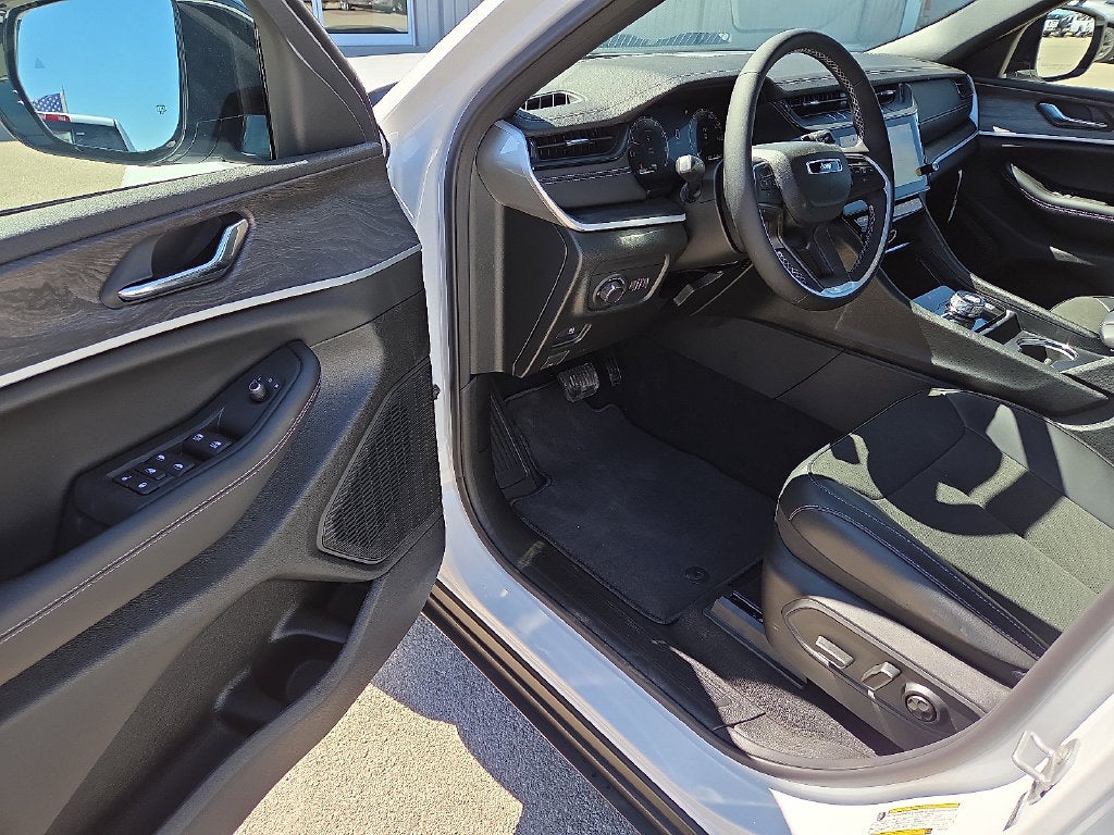 2027 Jeep Grand Cherokee GRAND CHEROKEE L LAREDO ALTITUDE 4X4
