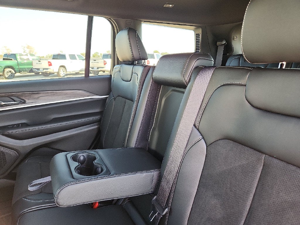 2027 Jeep Grand Cherokee GRAND CHEROKEE L LAREDO ALTITUDE 4X4