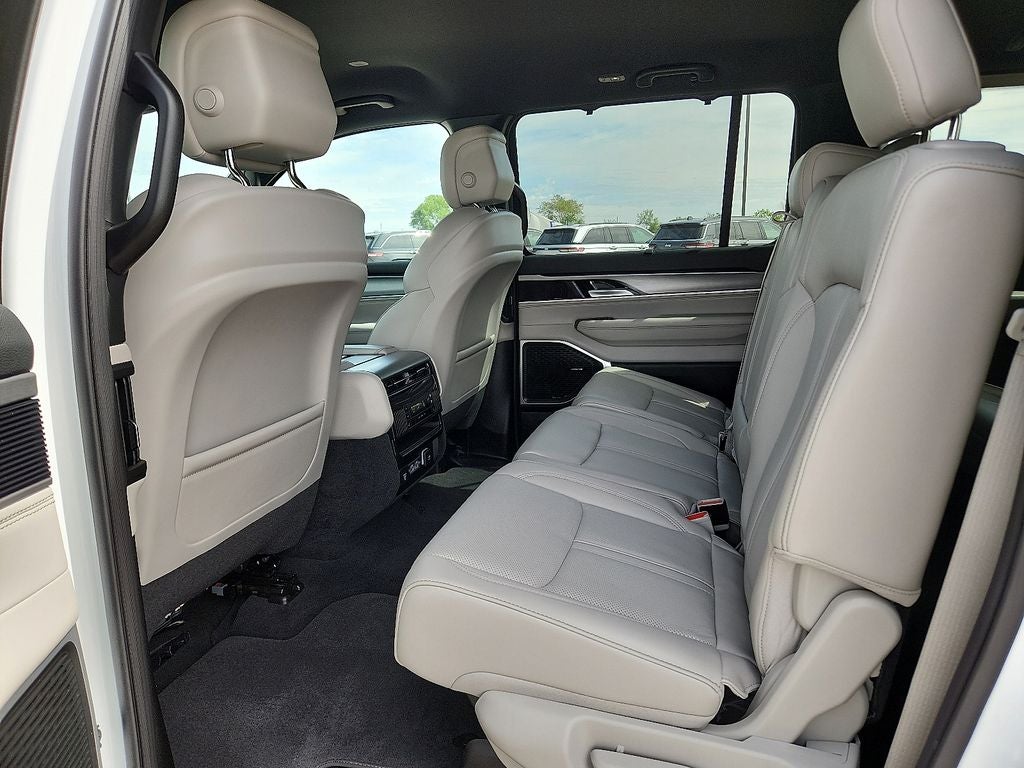 2025 Jeep Wagoneer Base