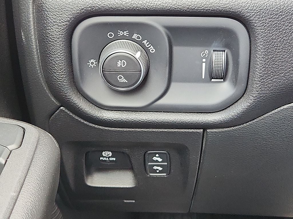 2025 RAM 1500 RAM 1500 LONE STAR CREW CAB 4X2 5'7' BOX
