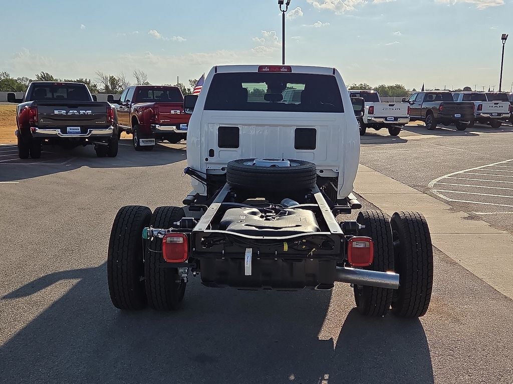2027 RAM Ram 5500 Chassis Cab RAM 5500 TRADESMAN CHASSIS CREW CAB 4X4 84' CA