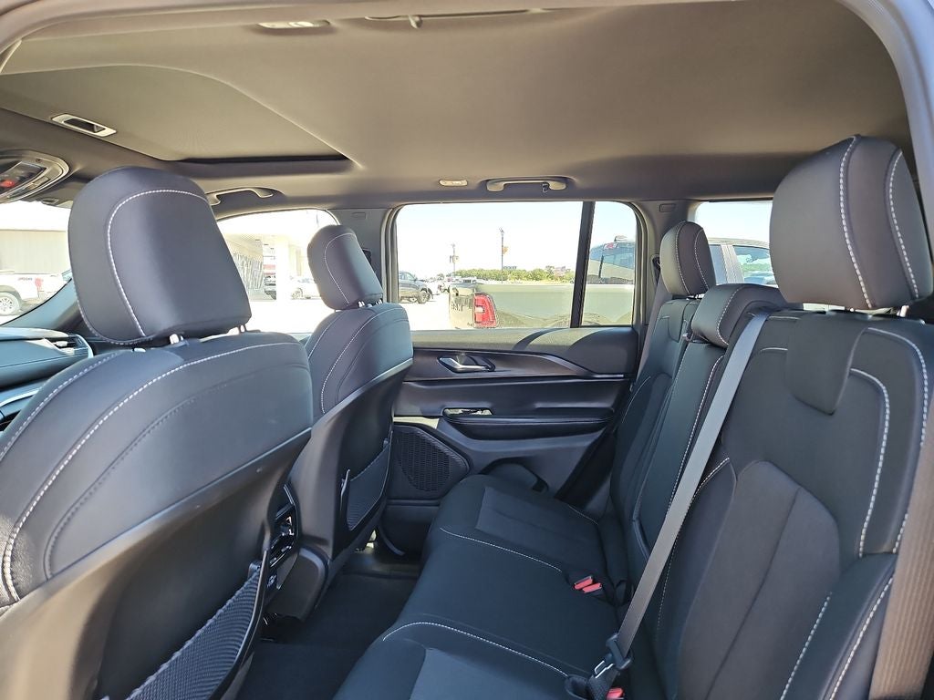 2027 Jeep Grand Cherokee GRAND CHEROKEE LAREDO X 4X4