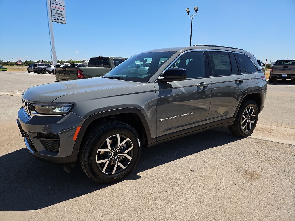 2027 Jeep Grand Cherokee GRAND CHEROKEE LAREDO X 4X4