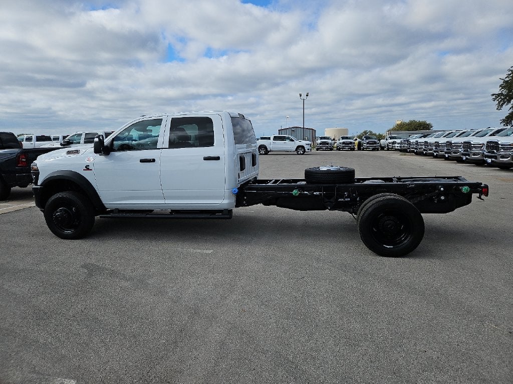 2027 RAM Ram 5500 Chassis Cab RAM 5500 TRADESMAN CHASSIS CREW CAB 4X4 84' CA