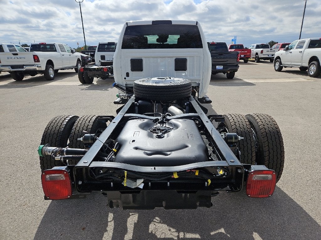 2027 RAM Ram 5500 Chassis Cab RAM 5500 TRADESMAN CHASSIS CREW CAB 4X4 84' CA