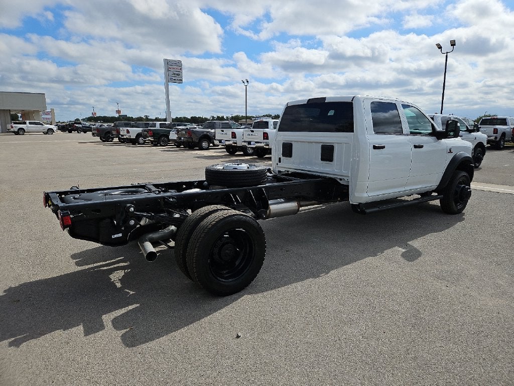 2027 RAM Ram 5500 Chassis Cab RAM 5500 TRADESMAN CHASSIS CREW CAB 4X4 84' CA