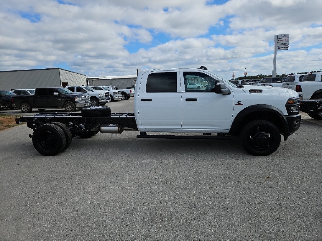 2027 RAM Ram 5500 Chassis Cab RAM 5500 TRADESMAN CHASSIS CREW CAB 4X4 84' CA