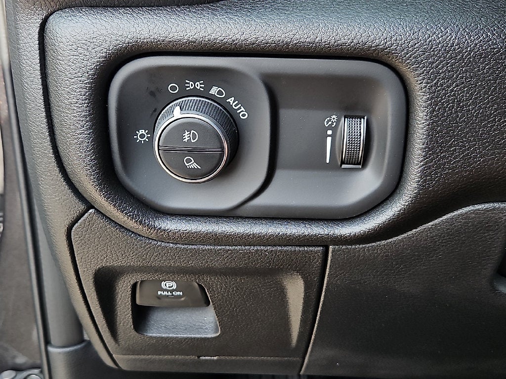 2027 RAM 1500 RAM 1500 EXPRESS CREW CAB 4X2 5'7' BOX