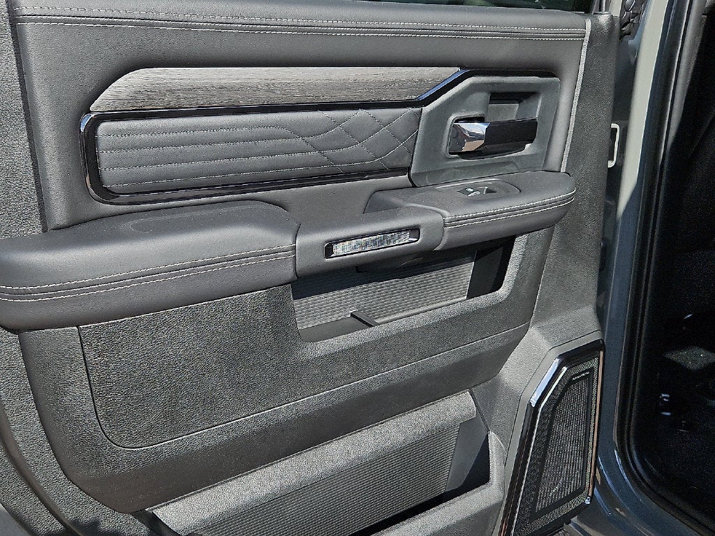 2027 RAM 3500 RAM 3500 LIMITED MEGA CAB 4X4 6'4' BOX