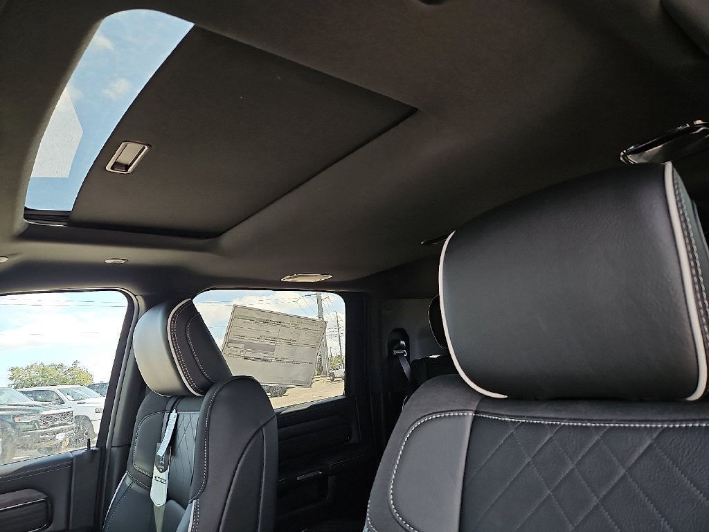 2027 RAM 3500 RAM 3500 LIMITED MEGA CAB 4X4 6'4' BOX